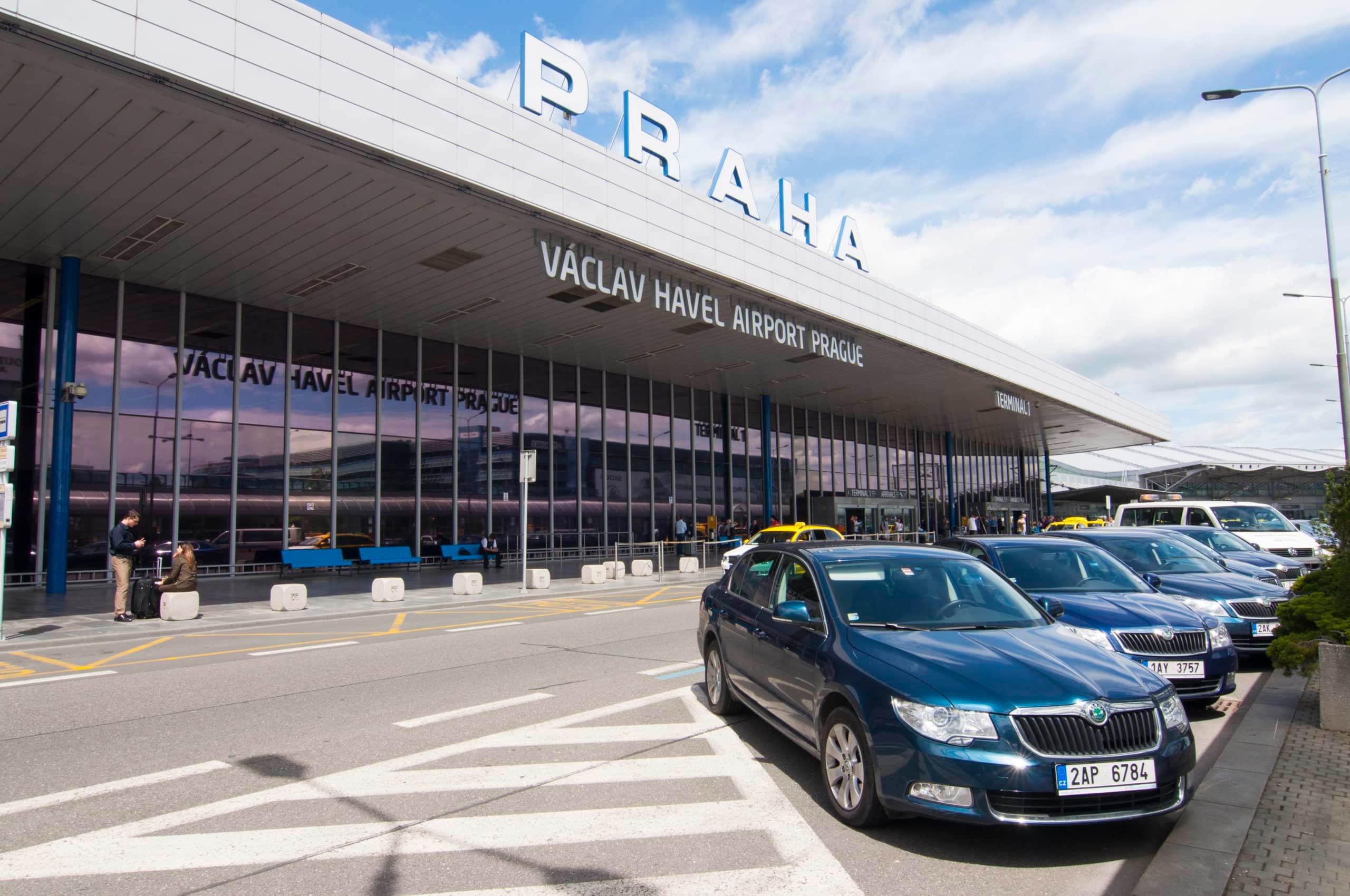 Hành khách có thể lựa chọn di chuyển về thành phố bằng taxi hoặc dịch vụ xe đưa đón riêng 